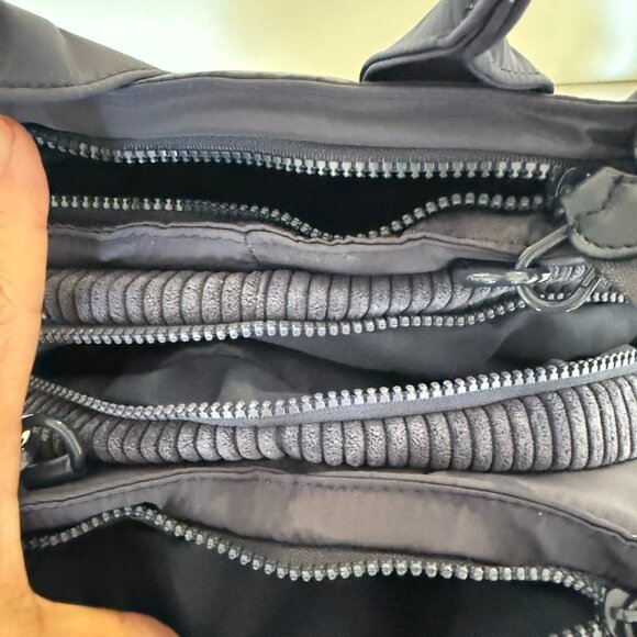 NWT STEVE MADDEN BBANDO SATCHEL CROSSBODY BAG W AIRPOD CASE NAVY - Picture 6 of 6